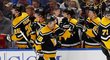 Americký útočník Jason Zucker slaví gól ve speciálním retro dresu Penguins