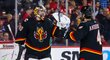 Gólman Daniel Vladař oslavuje vychytané vítězství Calgary Flames