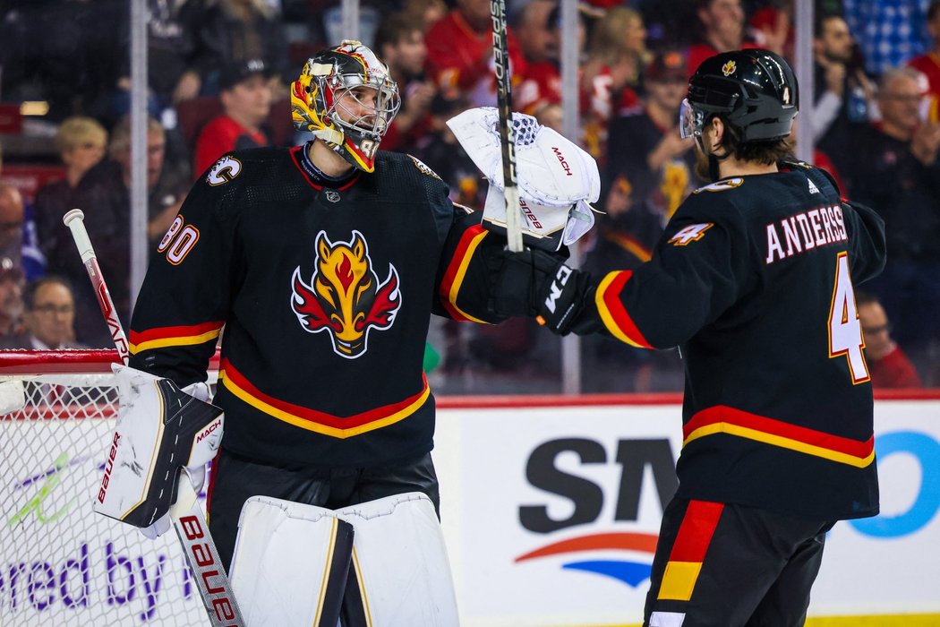 Gólman Daniel Vladař oslavuje vychytané vítězství Calgary Flames