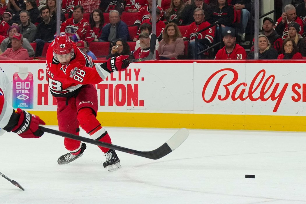 Český útočník Martin Nečas pálí v dresu Carolina Hurricanes