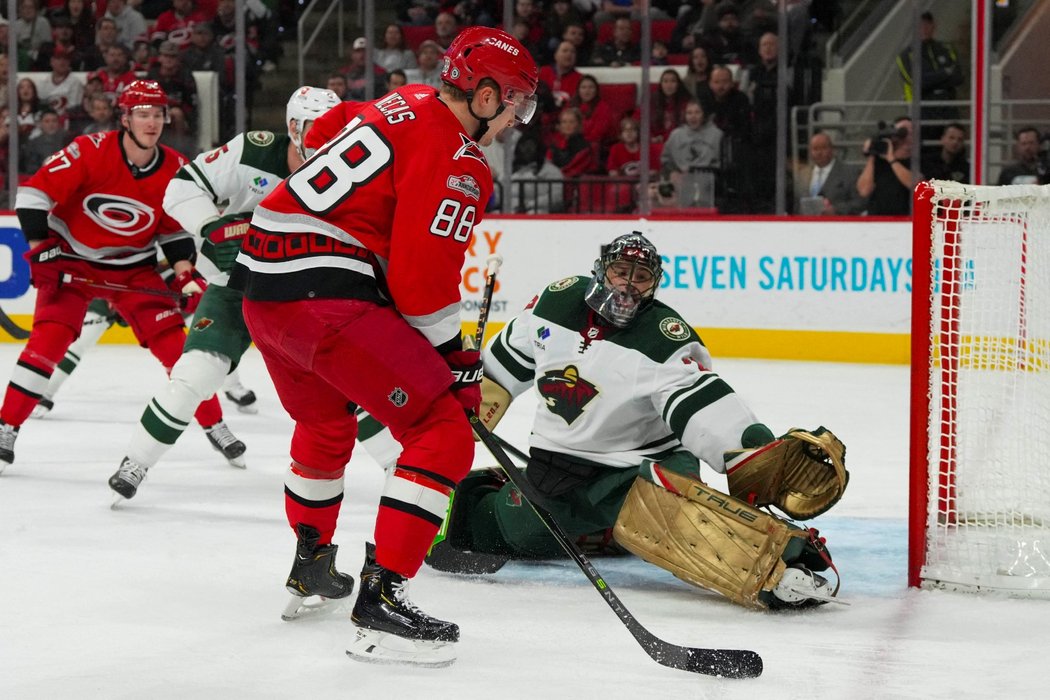 Martin Nečas se pokouší překonat zkušeného brankáře Minnesoty Marca-André Fleuryho