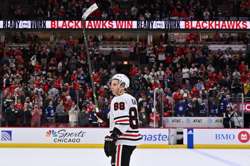 Patrick Kane se zdraví s fanoušky Chicaga po vstřelení hattricku