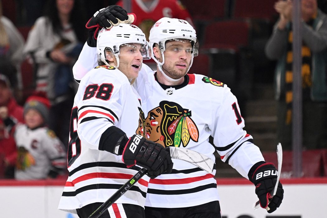 Chicagský střelec Patrick Kane (vlevo) se raduje z gólu