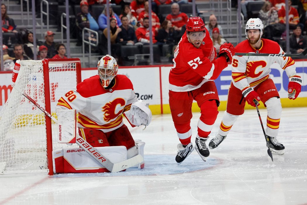 Český gólman Daniel Vladař v brance Calgary v utkání proti Detroitu