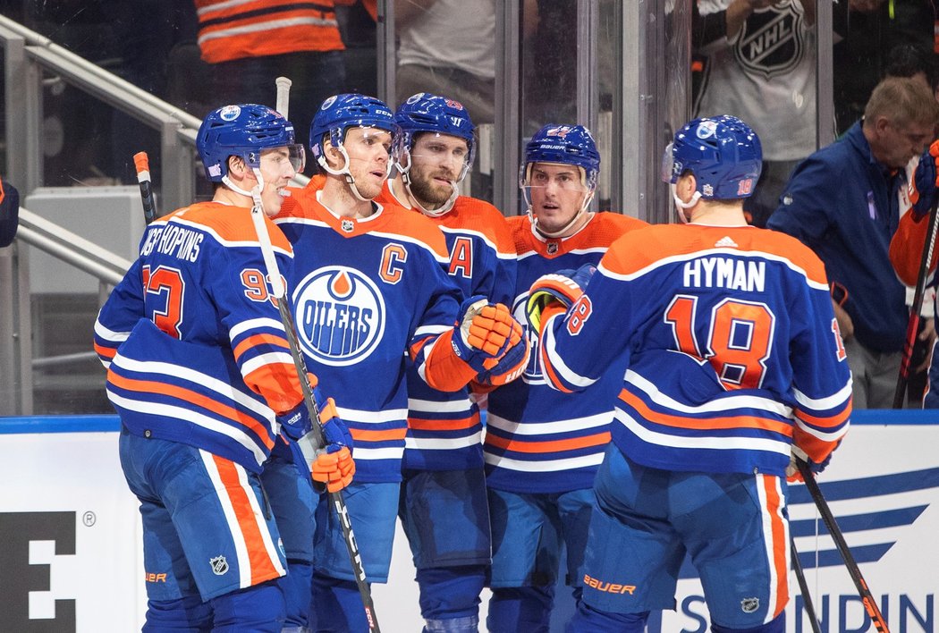 Edmonton Oilers slaví gól s kapitánem Connorem McDavidem