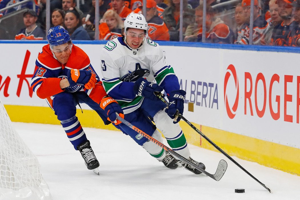 Útočník Oilers Jesse Puljujärvi v zápase s Vancouverem