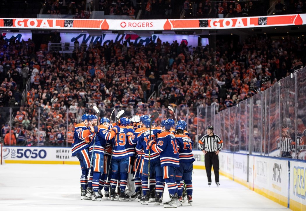 Edmonton Oilers se radují v zaplněné domácí hale
