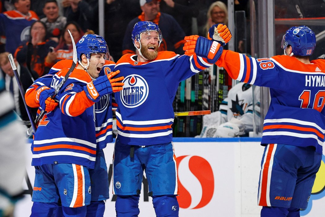Hokejisté Edmontonu slaví trefu zadáka Mattiase Ekholma (uprostřed)