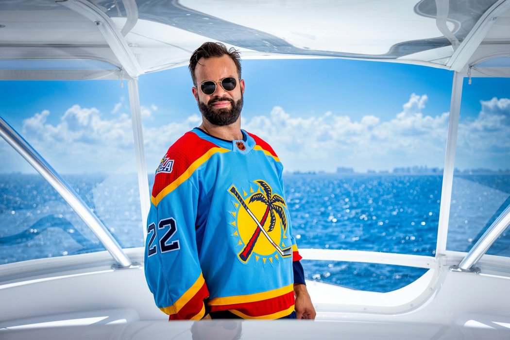 Český obránce Radko Gudas ve speciální retro sadě dresů Florida Panthers