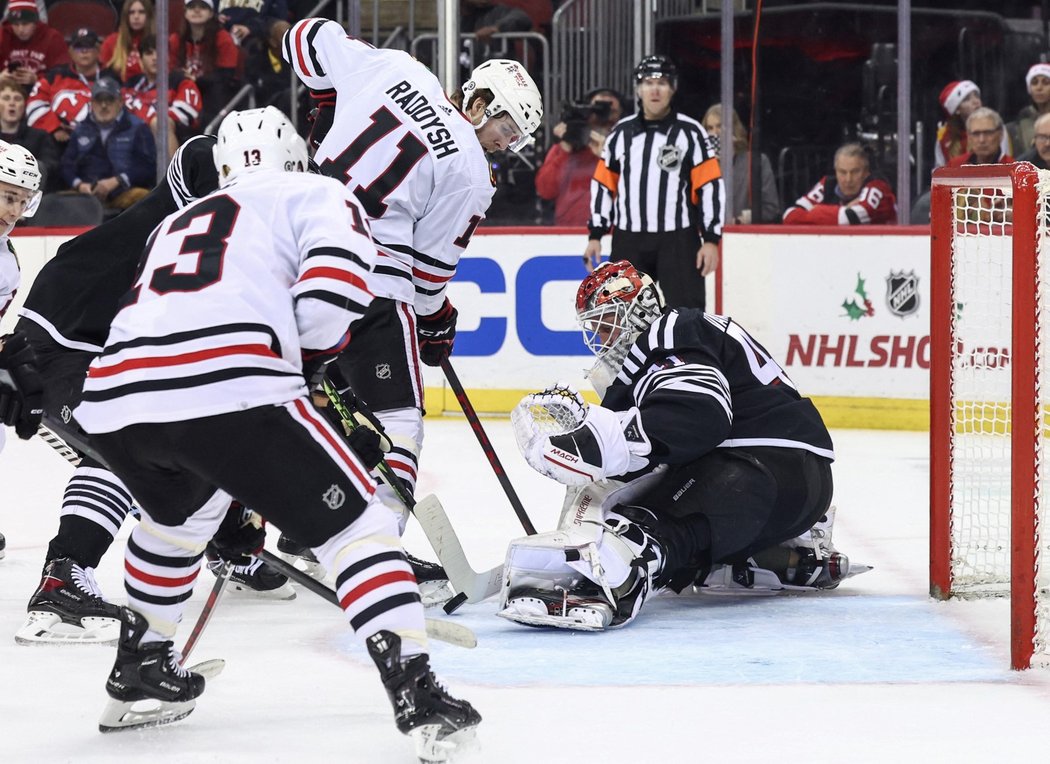 Sebevědomí brankář Vítek Vaněček likviduje pokusy Chicago Blackhawks