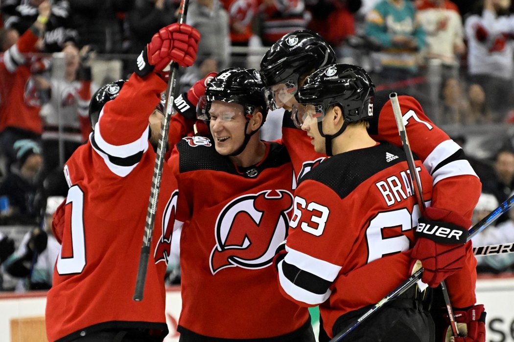 Gólová radost New Jersey Devils, mezi kterými nechybí český útočník Ondřej Palát (druhý zleva)