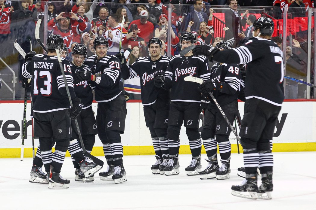 New Jersey Devils oslavují domácí vítězství