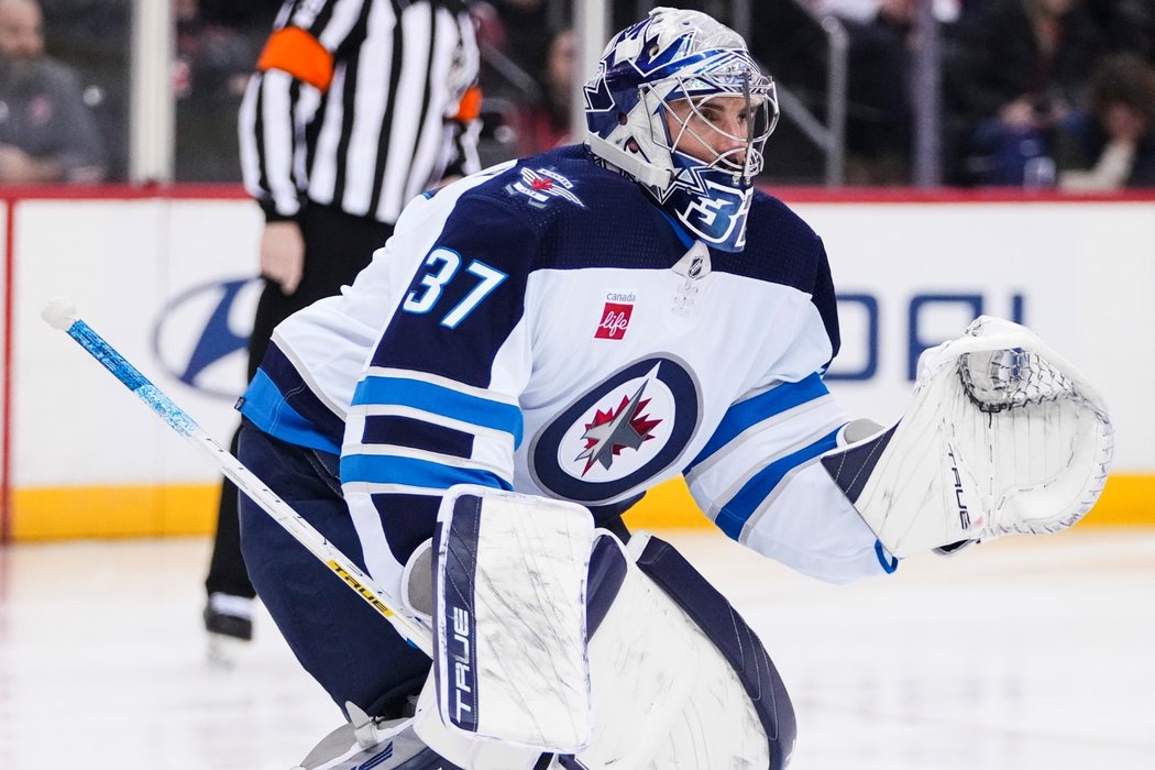 Gólman Connor Hellebuyck v dresu Winnipeg Jets