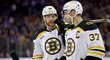 Český snajpr David Pastrňák se baví s kapitánem Bruins Patricem Bergeronem