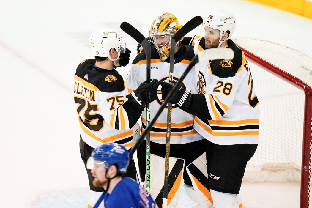 Boston Bruins oslavují vítězství na ledě New York Rangers s brankářem Jeremym Swaymanem