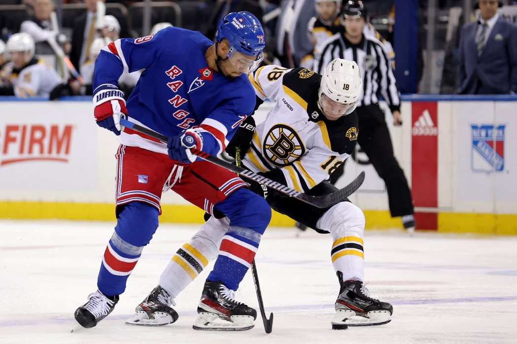 Útočník Bostonu Pavel Zacha skóroval v utkání s New York Rangers