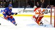 Útočník NY Rangers Filip Chytil překonává brankáře Flames Jacoba Markströma