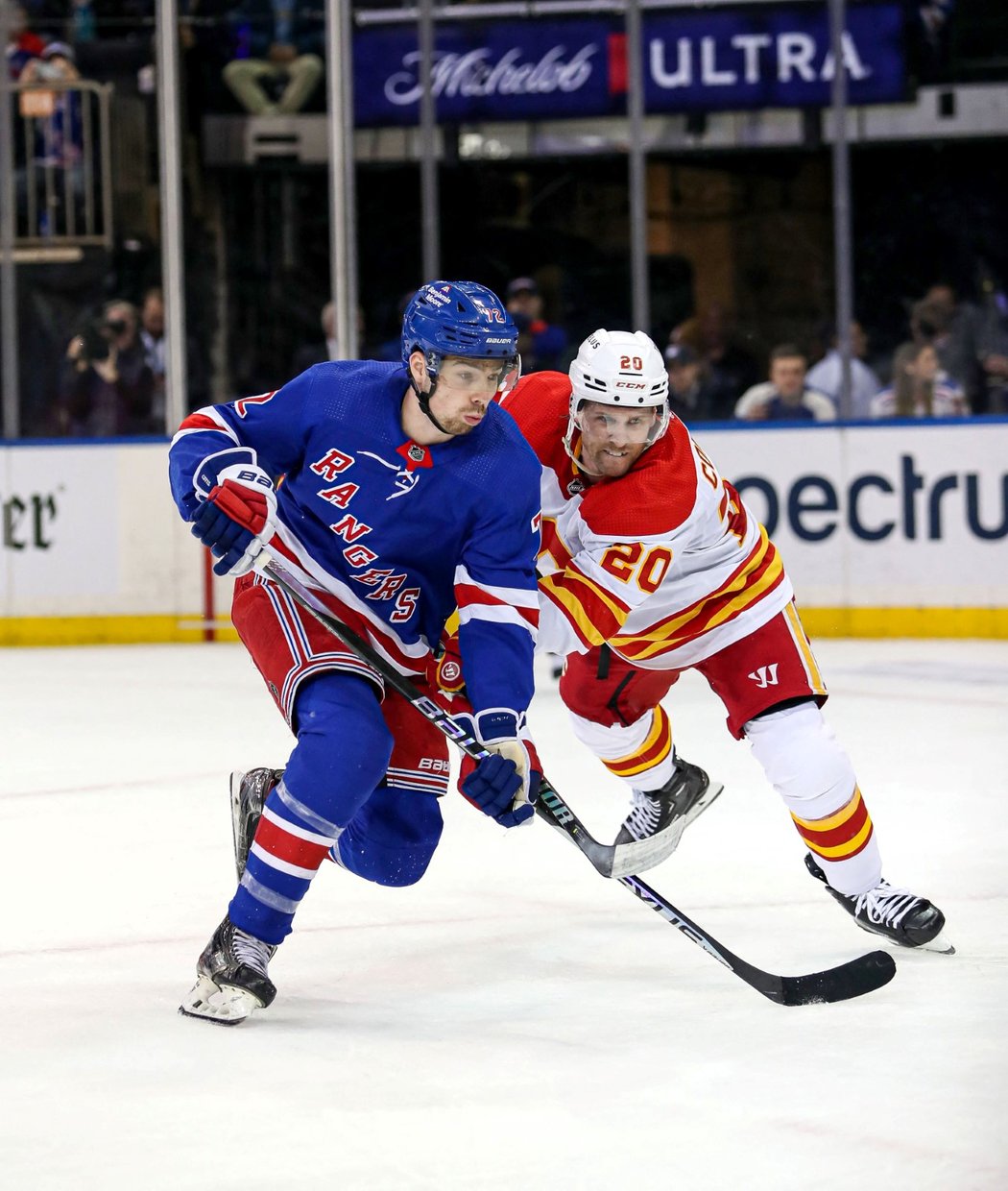 Český útočník Filip Chytil se v dresu New York Rangers proti Calgary blýskl dvěma góly