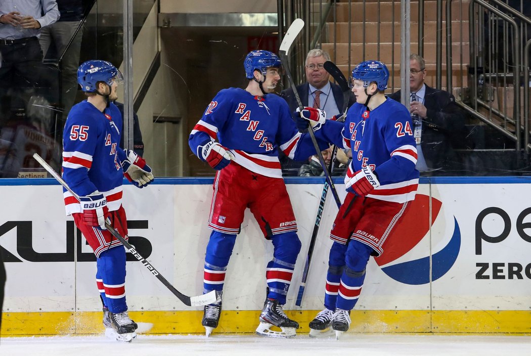 New York Rangers se radují z druhého gólu útočníka Filipa Chytila (uprostřed)