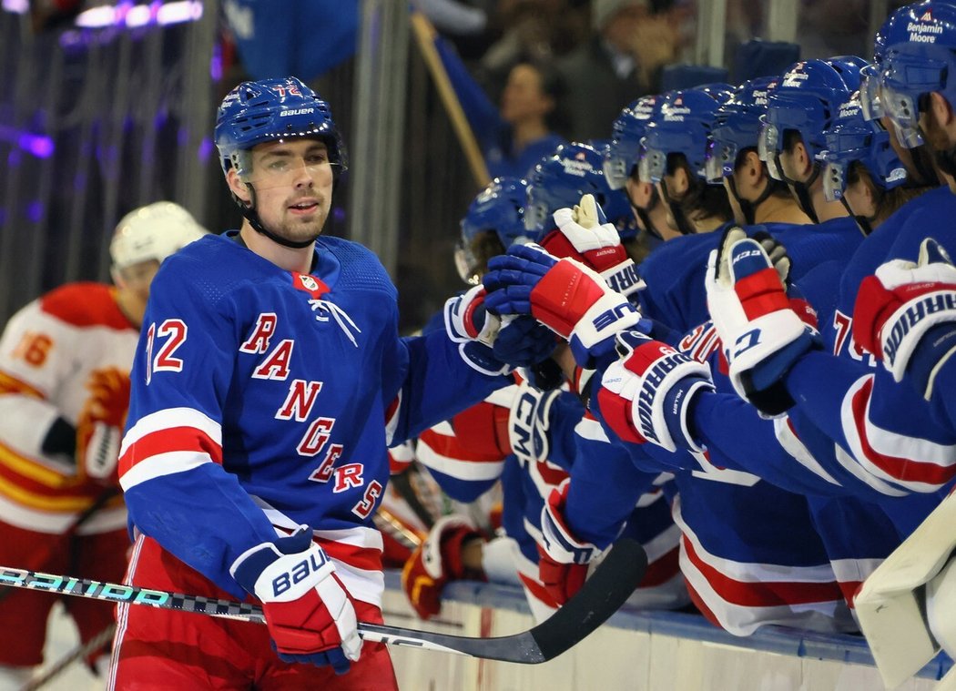 Filip Chytil v dresu New York Rangers válí