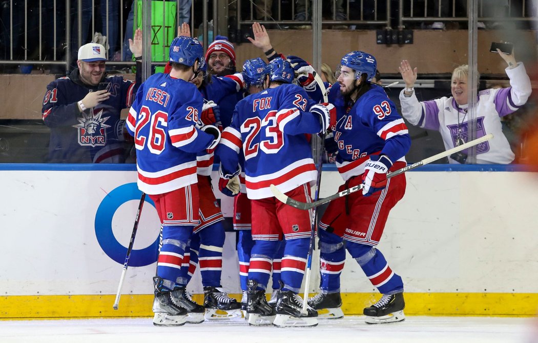 New York Rangers oslavují vítězství nad Calgary