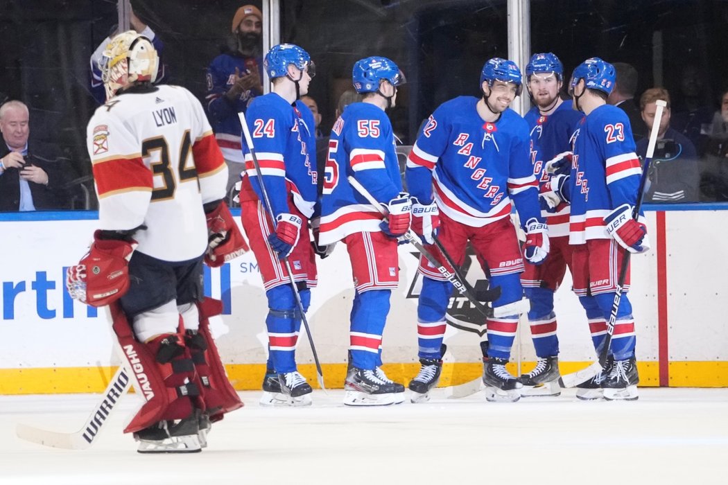 New York Rangers se radují z trefy českého útočníka Filipa Chytila (uprostřed)