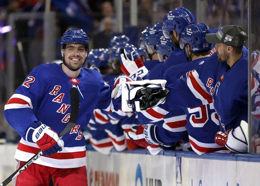 Útočník Filip Chytil s již typickým úsměvem oslavuje gól s parťáky z New York Rangers