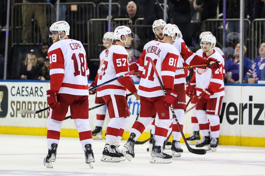Hokejisté Detroit Red Wings oslavují vítězství na hřišti New York Rangers, které zařídil Dominik Kubalík
