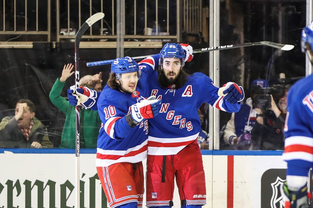 Hokejisté New York Rangers Artěmij Panarin (vlevo) a Mika Zibanejad se radují ze vstřelené branky