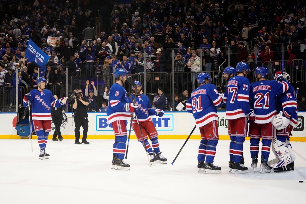 Hokejisté New York Rangers slaví domácí výhru