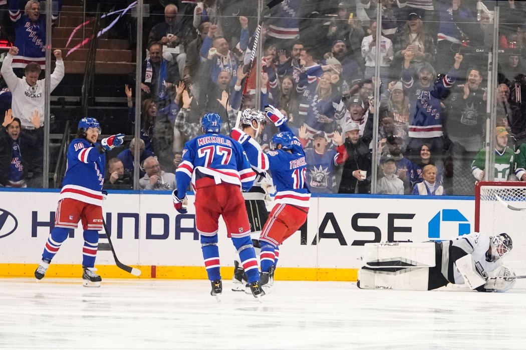 New York Rangers se radují z gólu v utkání s Los Angeles