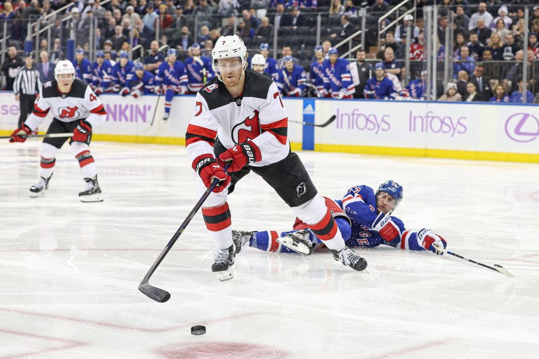 Obránce Devils Dougie Hamilton v zápase s New York Rangers