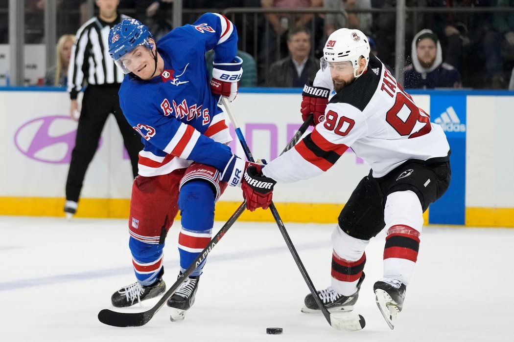 Slovenský útočník Tomáš Tatar ve službách New Jersey brání Adama Foxe z New York Rangers