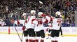 Hokejisté New Jersey se radují z gólu na ledě Madison Square Garden