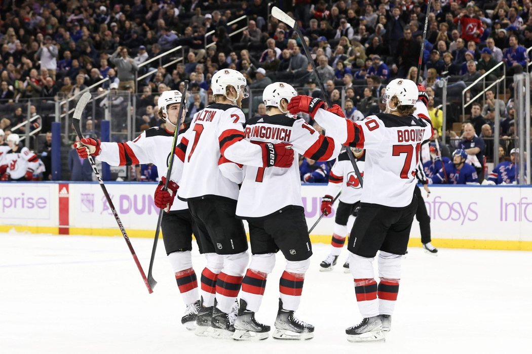 Hokejisté New Jersey se radují z gólu na ledě Madison Square Garden