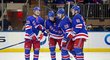 New York Rangers se radují z gólu, na kterém se 600. bodem v NHL podílel útočník Mika Zibanejad (druhý zleva)