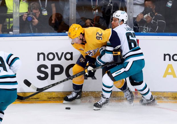 Útočník Sharks Kevin Labanc v souboji o puk s Ryanem Johansenem z Nashvillu během utkání NHL v Praze Útočník Sharks Kevin Labanc v souboji o puk s Ryanem Johansenem z Nashvillu během utkání NHL v Praze