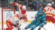 Tomáš Hertl v dresu San Jose se cpe do branky Calgary