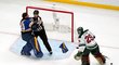 V NHL se mále porvali brankáři Marc-André Fleury (vpravo) a Jordan Binnington