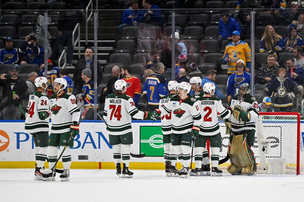 Hokejisté Minnesoty oslavují vítězství v divoké přestřelce v St. Louis