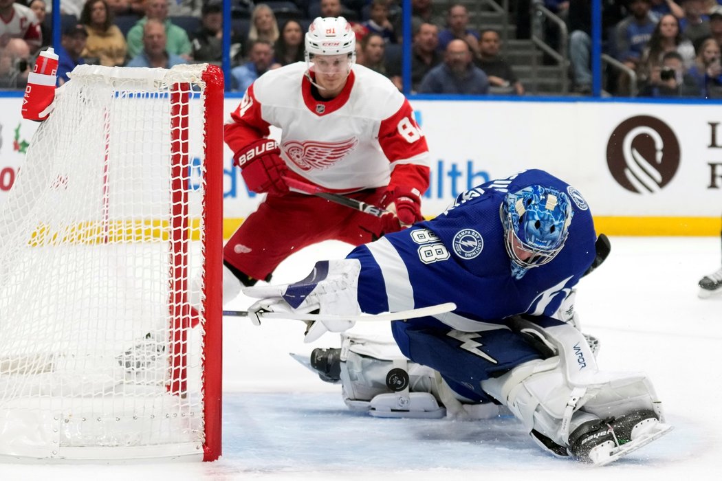 Útočník Red Wings Dominik Kubalík se pokouší překonat brankáře Tampy Bay Andreje Vasilevského