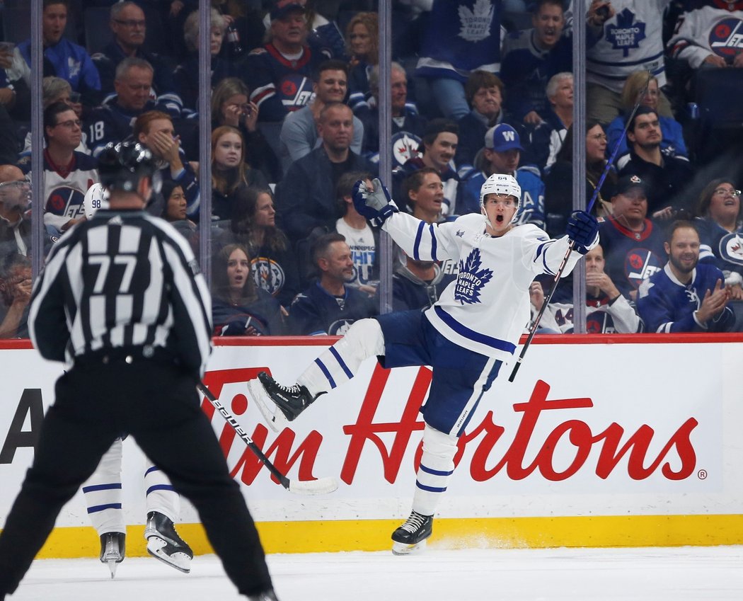 Český útočník David Kämpf slaví gól v dresu Toronto Maple Leafs