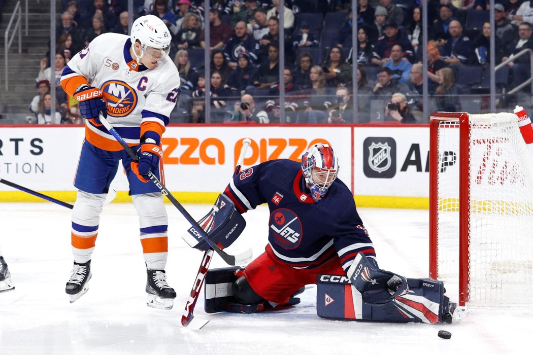 Gólman Jets David Rittich zasahuje v utkání proti New York Islanders