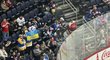 Na zápas Winnipegu s Washingtonem přišli fanoušci s ukrajinskou vlajkou, kterou mávali především na Alexandera Ovečkina. Kapitán Capitals nadále podporuje ruského prezidenta Vladimira Putina