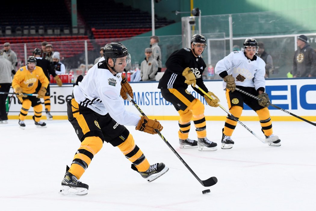 Kapitán Bostonu Patrice Bergeron během tréninku před Winter Classic