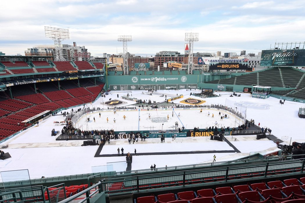 Hokejisté Boston Bruins a Pittsburgh Penguins odehrají zápas Winter Classic na baseballovém stadionu Boston Red Sox