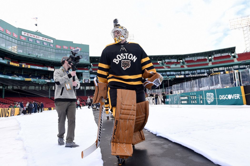 Gólman Bostonu Jeremy Swayman nastupuje na trénink před Winter Classic