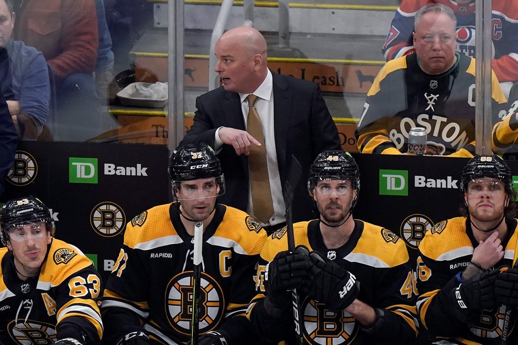 Trenér Jim Montgomery na střídačce Boston Bruins