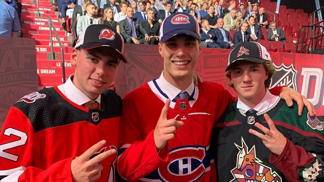 Mezi prvními třemi hráči draftu NHL 2022 jsou hned dva Slováci! Juraj Slafkovský (uprostřed) se stal jedničkou, Šimon Nemec (vlevo) byl vybrán Devils jako dvojka. Trojkou se stal Logan Cooley