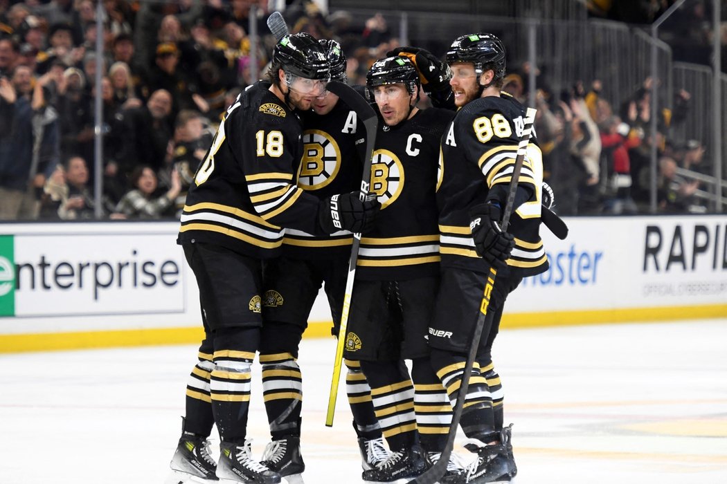 Boston Bruins se radují z hattricku kapitána Brada Marchanda
